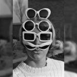 Femme avec quatre lunettes de soleil