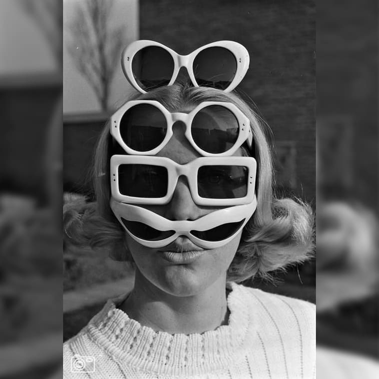 Femme avec quatre lunettes de soleil